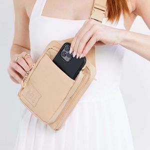 Beis sling belt bag in Beige